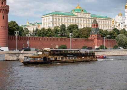 Прогулка по Москве-реке на дизайнерском теплоходе "Морис" от Киевского вокзала