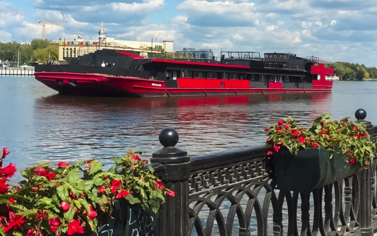 Премиум-круиз с просмотром салюта на VIP-теплоходе Loft Boat 24 июня 2020 в честь Дня Победы -  вид 1
