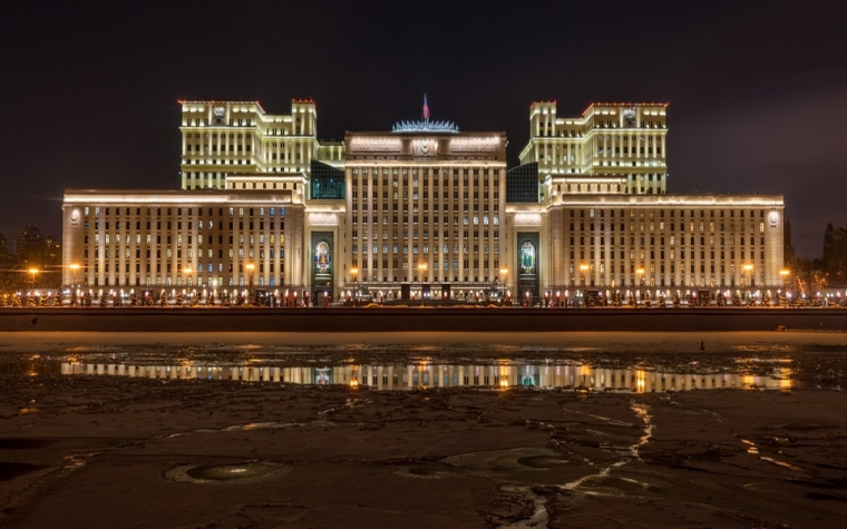 Министерство обороны РФ на берегу реки Москва