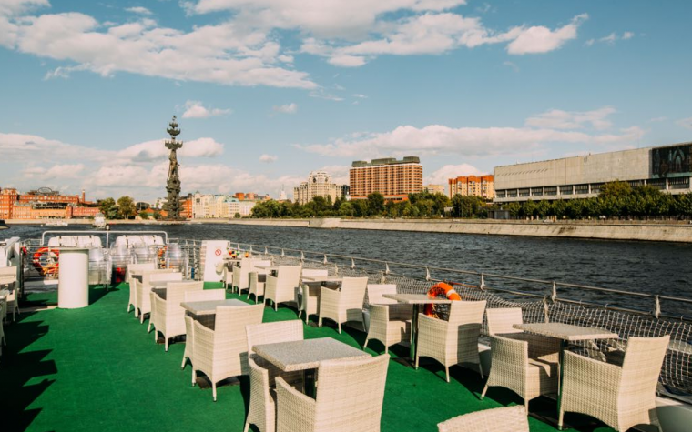 Речная прогулка на панорамном теплоходе «Ривер Лаунж» по центру Москвы с обедом или ужином - вид 4