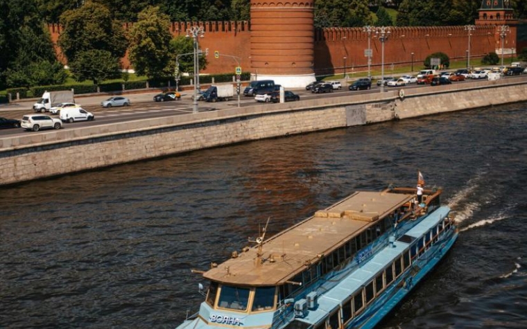 Прогулка по Москве-реке на дизайнерском теплоходе "Волна"  от Устьинского моста - вид 11