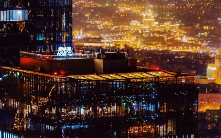 Салют в честь Дня Победы 24 июня с крыши небоскреба "ОКО" в Москва-Сити - вид 5